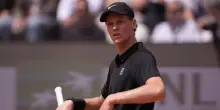 Il tennis illumina Roma, il calcio la riempie di fumo: Sinner e Darderi sognano il derby, Maldini firma la sentenza