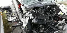 Incidente sulla Pontina, scontro tra furgone e suv sul cavalcavia fuori Latina: due morti e un ferito