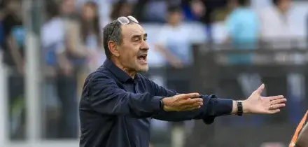 Roma-Lazio, Sarri sar&agrave; in panchina: convinto dai suoi giocatori a non disertare l'Olimpico