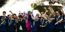 Inter, la festa scudetto: i tifosi iniziano a riempire piazza del Duomo, attesa per il pullman della squadra