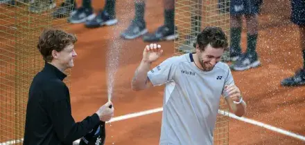 Sinner, Ruud scherza: &laquo;Bravo ma nel calcio &egrave; andata diversamente&raquo;. Jannik a Panatta: &laquo;Abbiamo riportato il trofeo a casa&raquo;