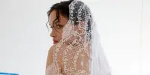 Abito da sposa, le nuove tendenze del 2026: doppio outfit, lingerie e le firme pi&ugrave; importanti