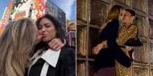 Elodie ufficializza l'amore con Franceska Nuredini: la prima foto del bacio durante la vacanza in Giappone