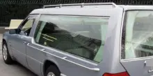 Carro funebre con 4 ragazzi ubriachi sfreccia di notte a folle velocit&agrave;: uno era sul posto della bara. &laquo;Volevamo fare festa&raquo;