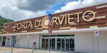 Commessa trovata morta al centro commerciale Porta d'Orvieto, aveva 42 anni: lascia figlio e marito