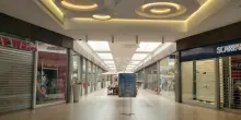Commessa trovata morta al centro commerciale, aveva 42 anni: lascia figlio e marito