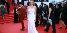 Laila Hasanovic, la fidanzata di Sinner a Cannes sfila in abito da sposa: il look total white conquista la Croisette FOTO