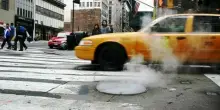 Apre lo sportello dell'auto, precipita nel tombino aperto e muore: choc a New York. Il testimone: &laquo;Urlava: "sto morendo"&raquo;
