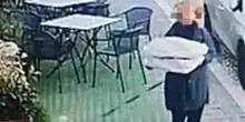 Rubano i vassoi di dolci lasciati in strada per la Caritas, tre donne "fotografate" dalle telecamere: &laquo;Ecco chi sono&raquo;