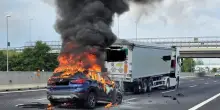 Non si accorge della coda, auto tampona un tir e prende fuoco: morto carbonizzato il conducente