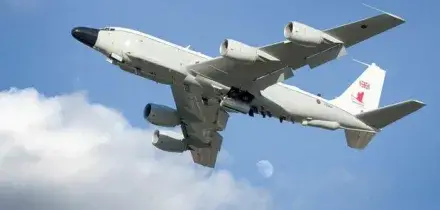 Jet russo a 6 metri da un aereo spia inglese sul Mar Nero, sfiorata l'incredibile collisione a 800 km/h