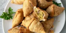 La ricetta per l'aperitivo, ecco come trasformare delle patate in uno snack per tutti (fatto in casa)