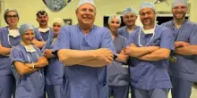 Bimbo di tre chili e tumore da 30 centimetri asportati uno dopo l'altro con un unico cesareo: il doppio intervento in sala parto
