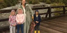 Famiglia nel bosco, Catherine incontra i tre bambini: &laquo;Quando torniamo a casa con i nostri animali?&raquo;