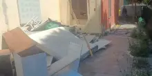 Esce di prigione e trova la casa occupata. I mobili degli abusivi? Li butta in strada