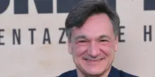 Fabio Caressa: &laquo;In un matrimonio bisogna essere liberi. I 60 anni? Fa un po' effetto. I soldi servono per fare felice chi ti sta intorno&raquo;