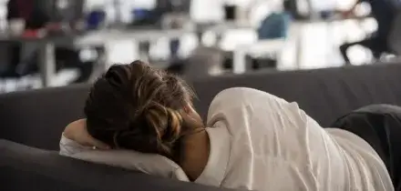 Neomamma si addormenta in pausa pranzo e viene licenziata, il giudice la difende: per l'impiegata risarcimento da 35 mila euro