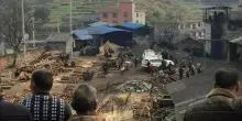Cina, esplosione in una miniera di carbone: 82 morti. Si scava tra le macerie