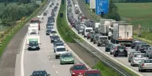 Multa e decurtazione di punti a chi non viaggia sulla corsia di destra in autostrada secondo il Codice della strada