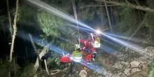 &laquo;Mi sono addormentato nel bosco, non so pi&ugrave; dove sono&raquo;, 60enne salvato dopo ore: era caduto in un dirupo