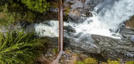 La gita finisce in tragedia, scivola dal sentiero e precipita nella cascata: morto Nicola Gottardo