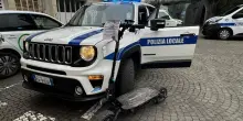 Monopattino truccato a oltre 100 km orari, la polizia non crede ai propri occhi e lo ferma