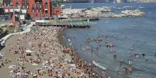 Napoli, spiaggia negata e cancelli chiusi: protesta e caos a Posillipo