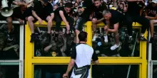 Torino-Juventus, gli ultras bianconeri chiedono di non giocare: tifoso grave in ospedale dopo gli scontri fuori dallo stadio