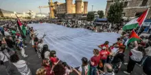 Napoli in corteo un lungo sudario con nomi di bimbi morti in Palestina