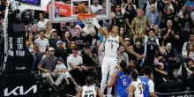 Nba playoff: Wembanyama domina, i San Antonio Spurs vicono 103-82 e pareggiano 2-2 la serie contro OKC