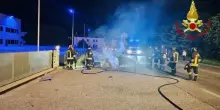 Sorpasso a tutta velocit&agrave;, l'auto va fuori strada e prende fuoco: passeggero morto carbonizzato, grave il guidatore