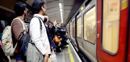 Guerra con la Russia, la Nato si addestra sottoterra a Londra: base nascosta nella metro di Charing Cross