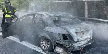 Incidente a Napoli, auto in fiamme in Tangenziale: traffico in tilt in direzione Pozzuoli