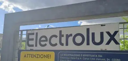 Urso a Electrolux: &laquo;No ai licenziamenti&raquo;. La multinazionale svedese prende tempo