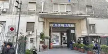 Napoli, 12enne accoltellato al polmone in casa. Il padre tenta il suicidio. &laquo;L'aggressione dopo una lite&raquo;