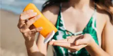 Crema solare, la classifica Altroconsumo: i prodotti migliori non sono i pi&ugrave; costosi (e si trovano al supermercato), top e flop
