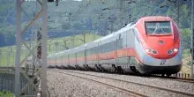 Milano-Bologna, treni rallentati e ritardi fino a due ore. &laquo;Persone sui binari&raquo;, intervengono le forze dell'ordine