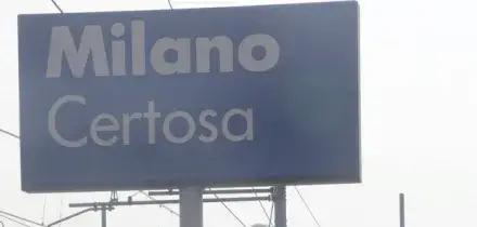 Milano, maxi rissa alla stazione Certosa: morto accoltellato un 22enne. Gli aggressori fuggiti in treno