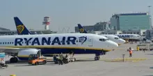Hostess e steward, ecco il linguaggio ?segreto? a bordo degli aerei: da Bob a "caff&egrave; caldo", cosa significano (davvero) queste parole
