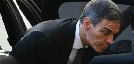 Madrid, agenti della Guardia Civil nella sede del Partito Socialista: l'ipotesi di un finanziamento illecito