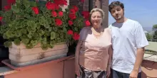 La signora Iris e Pasquale, coinquilini con 60 anni di differenza: &laquo;Lei mi ha insegnato a fare la lavatrice, io l'ho aiutata quando &egrave; caduta&raquo;