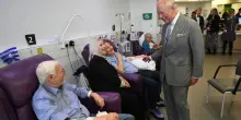 Re Carlo e la battaglia contro il cancro: &laquo;&Egrave; ovunque, &egrave; importante parlarne&raquo;. Come sta, le cure: &laquo;&Egrave; monitorato dai medici&raquo;