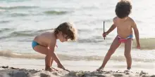 Bandiere verdi, quali sono le spiagge migliori per i bambini: l'elenco approvato dai pediatri in Italia e all'estero. Calabria regina, new entry in Sicilia