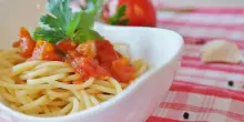 &laquo;Non cuocere la pasta in pentola, ecco l'alternativa&raquo;, la ricetta di una food blogger inglese che ancora non ha capito la cucina italiana