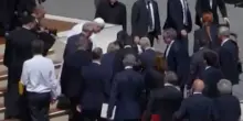 Papa Leone soccorre un fedele svenuto: il malore a San Pietro per il troppo caldo