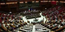 Legge elettorale, depositato il nuovo testo: premio di governabilit&agrave; fino a 70 seggi. Alla Camera il 26 giugno, il centrosinistra insorge