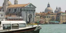 Non scende a fare colazione, l'equipaggio della nave da crociera la trova morta nella sua stanza