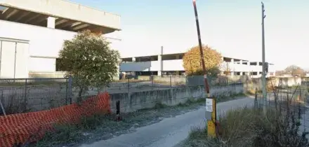 Donna di 32 anni adescata e violentata per tre giorni in un edificio abbandonato a Roma. Scappa nuda in strada e si mette in salvo