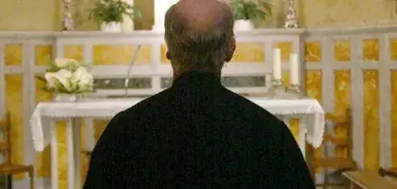 Abusi su minorenne durante la confessione, arrestato sacerdote 69enne