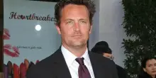 Matthew Perry, l'assistente Kenneth Iwamasa condannato a 3 anni: gli fece l'ultima iniezione fatale di ketamina. Lo stipendio da 150 mila dollari e le chat